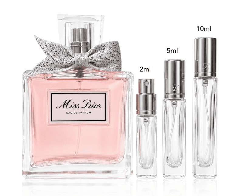 Botella de Miss Dior junto a decants de 2ml, 5ml y 10ml